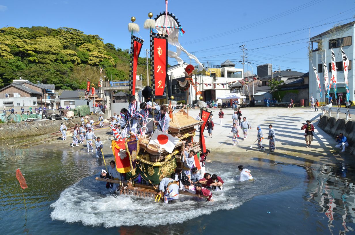 海に突進するだんじり（淡路島 沼島八幡神社 春祭り） - お祭り評論家 山本哲也公式ブログ